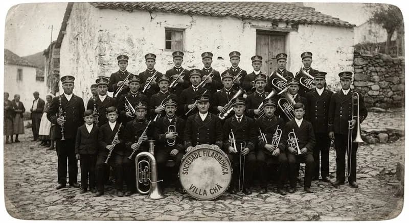 Fotografia antiga a preto e branco de uma banda filarmónica a posar com os instrumentos