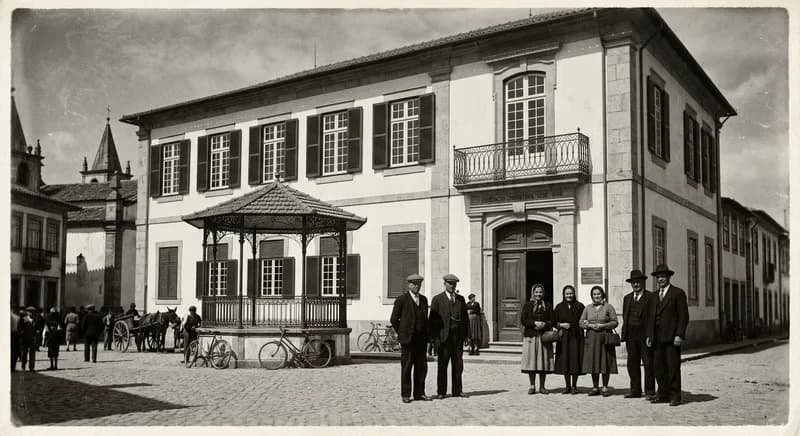 Fotografia de arquivo em sépia de um antigo edifício de colectividade portuguesa com coreto